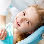چگونه کودک خود را برای اولین معاینه دندانپزشکی آماده کنید
